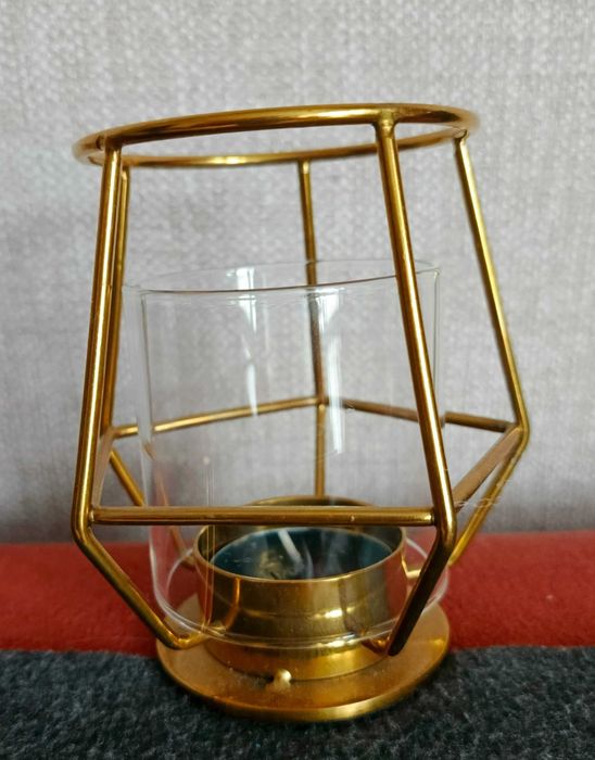 Świecznik na tealighty w kolorze złotym.