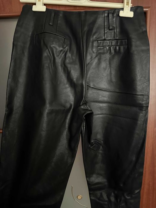 Продам черные брюки кожзам  -M-L