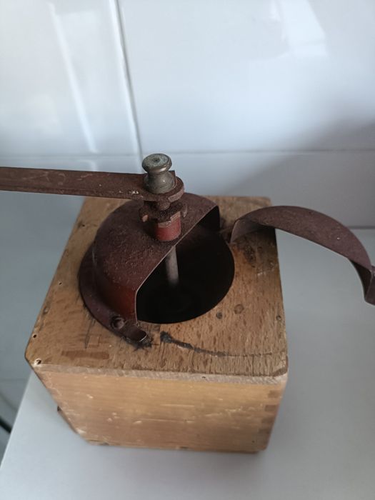 Máquina de moer café antigo