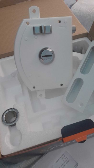 VENDO fechadura  muito segura  c/ 1 Chave  boa compra