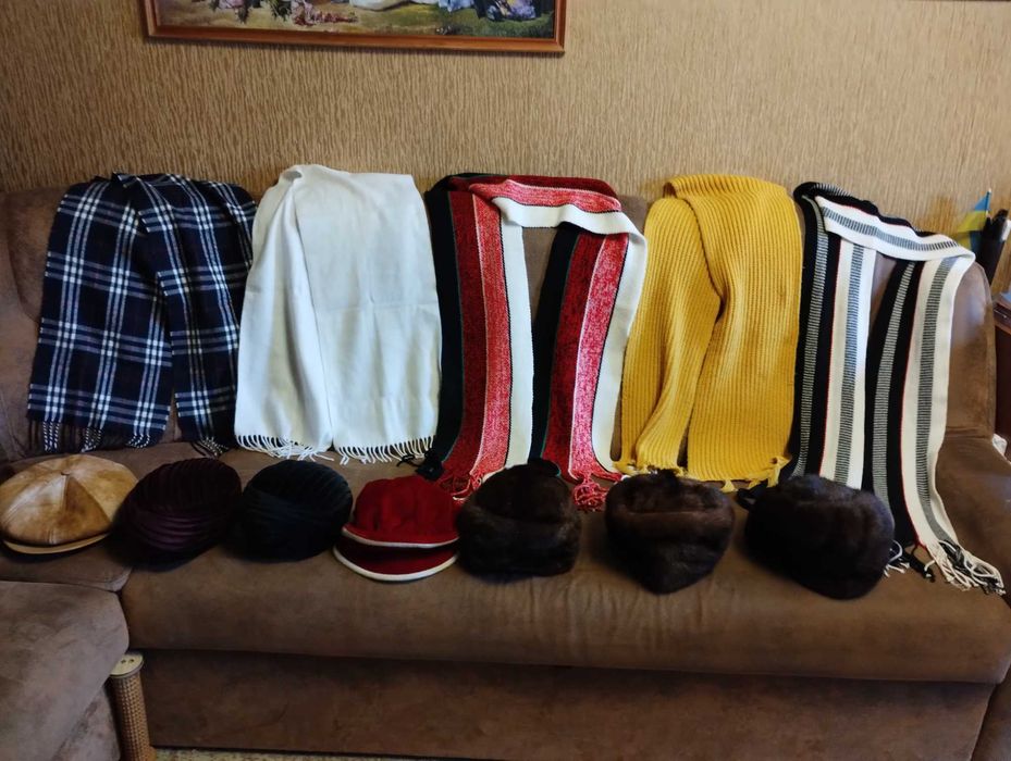 Шапки и носки вязаные, шарфы, платки, перчатки женские