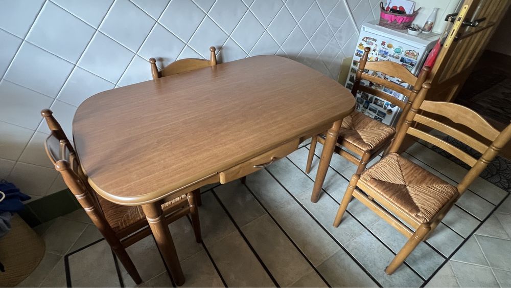 Mesa de cozinha extensível com quatro cadeiras