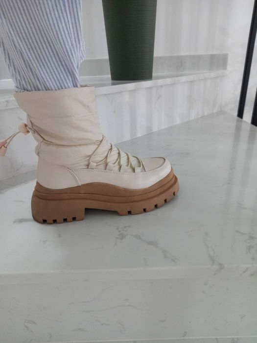 Zimowe buty na grubej podeszwie.