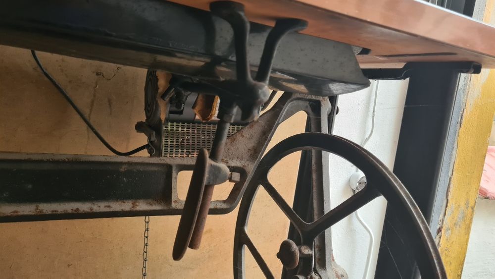 Máquina de costura SINGER com motor