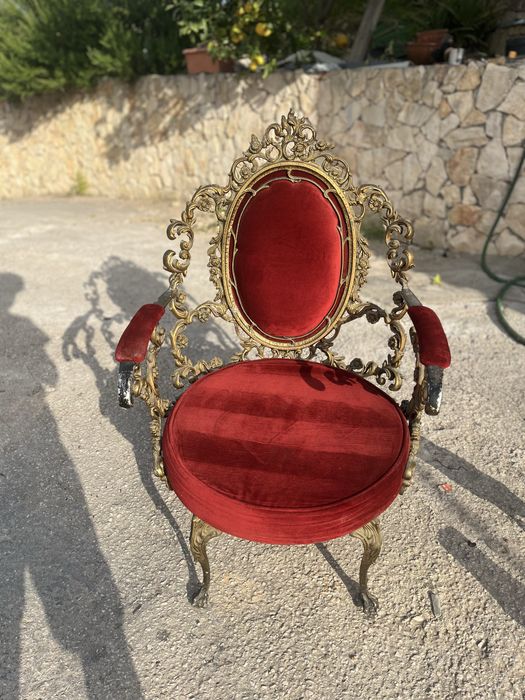 Poltrona Rococó Antiga em Veludo Vermelho e latão