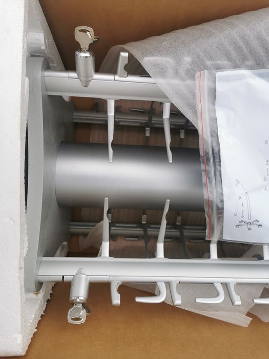 Nowy stojak na okulary zamykany na kluczyk, obrotowy