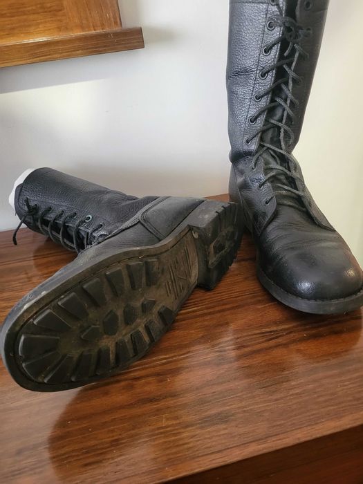 Botas militares genuínas (exército Portugal) de cano alto, pele preta, em excelente estado.