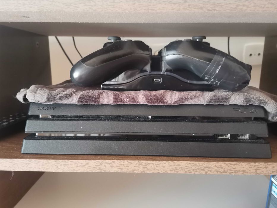 Playstation 4 pro + comandos + jogos
