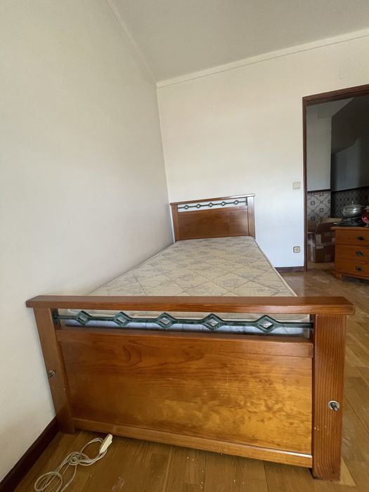 Cama de solteiro em madeira com colchão