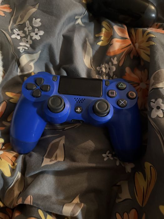 Ps4 PRO z dwoma padami i grami