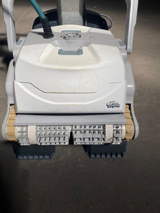 Dolphin LR6 - Robô de Limpeza para Piscina + Carrinho
