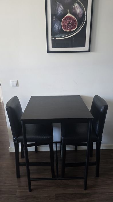 Conjunto IKEA Tipo Bar | Mesa Alta + 2 Bancos BERGMUND | Excelente Estado | 190€