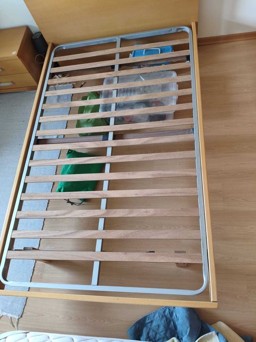 Cama solteiro, com colchão e mesa cabeceira