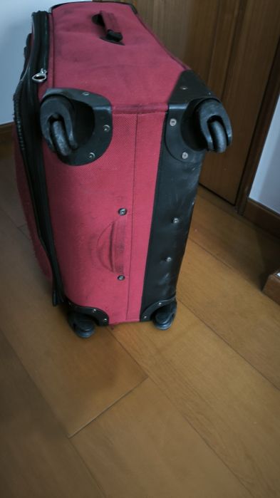 Mala de Viagem Grande American Tourister (Vermelha) - 4 Rodas