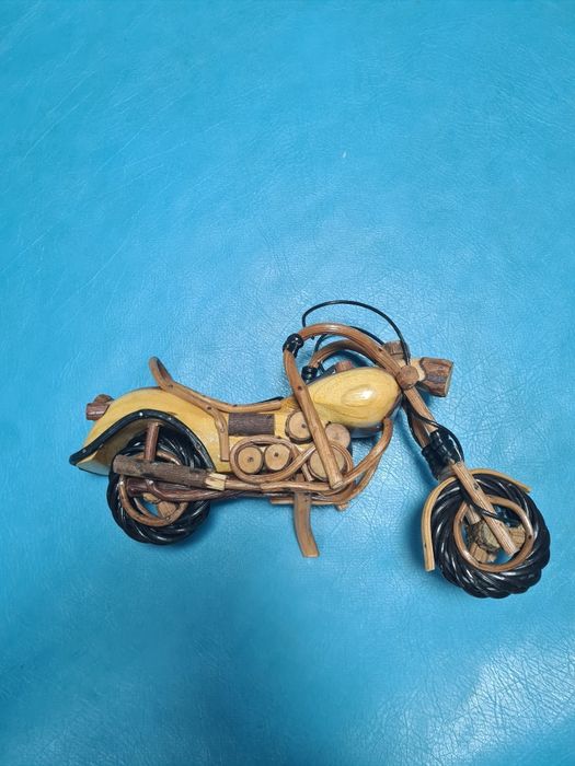 Artesanato moto em miniatura de madeira