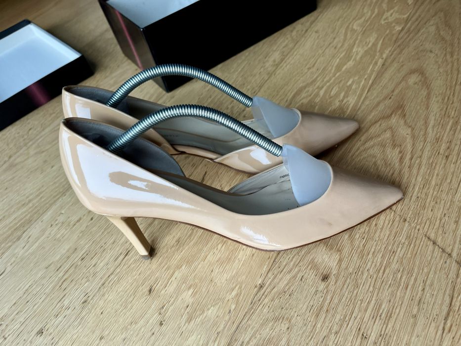Sapatos de salto nude em verniz Gloria Ortiz (39)
