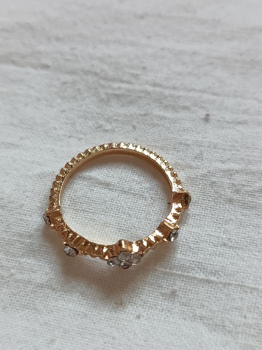 pierścionek obrączka z diamencikami