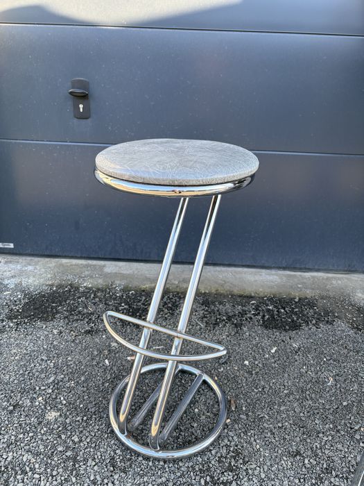 Dwa taborety sklepowe