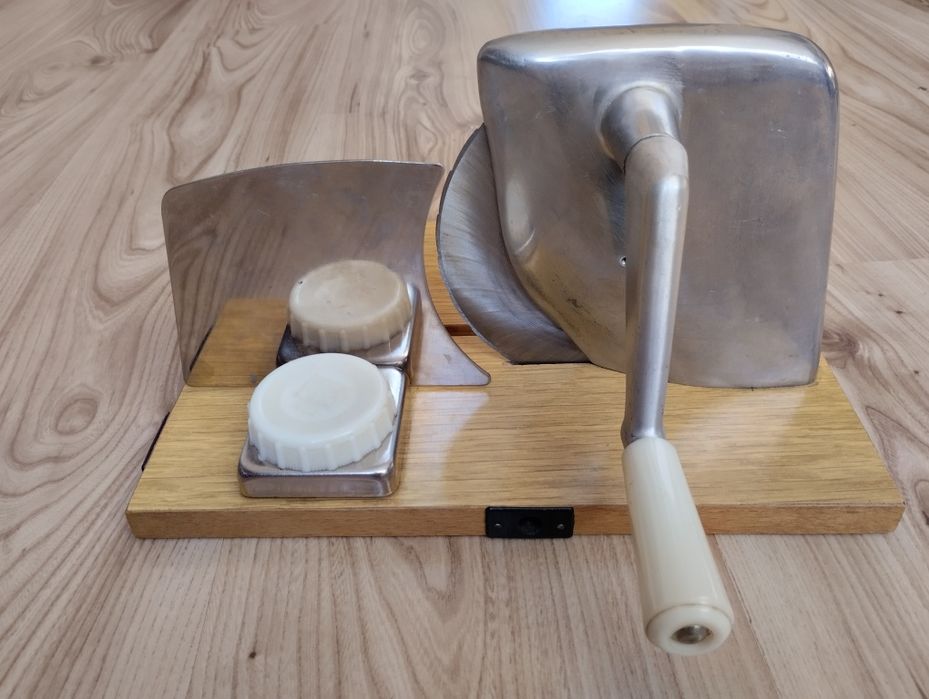 Krajalnica do chleba ręczna z czasów PRL-u