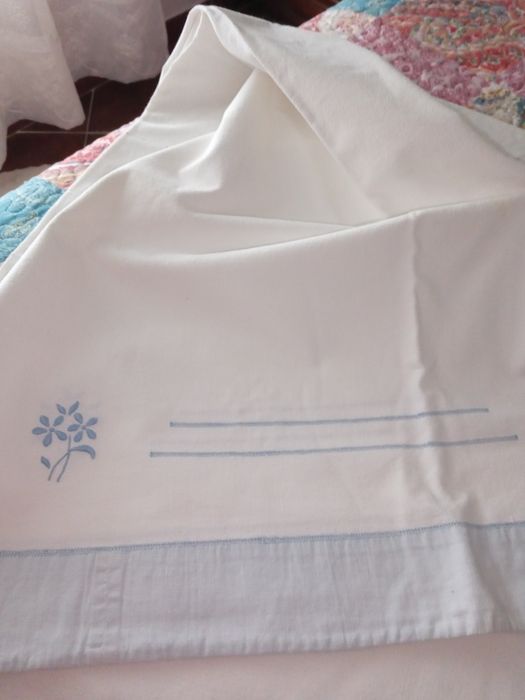 Um lençol, fronha de travesseiro e duas fronhas de almofadas