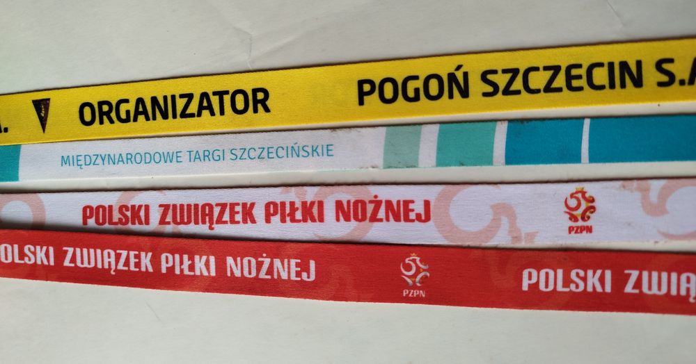 "Smycze", paski na szyję