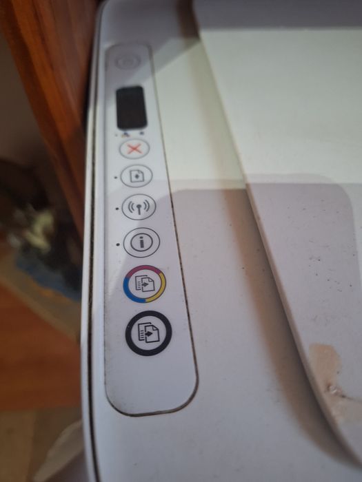 Impressora hp e mesa vermelha