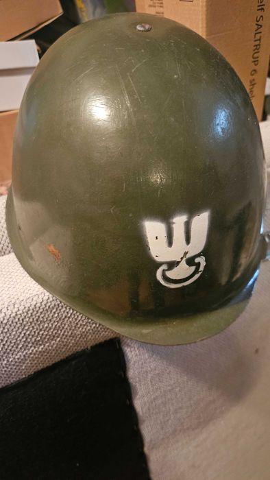 stalowy hełm wojskowy