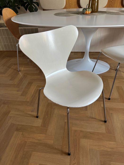 2xKrzesło Series 7 (Model 3107) Arne Jacobsen dla Fritz Hansen – Klasyk Designu