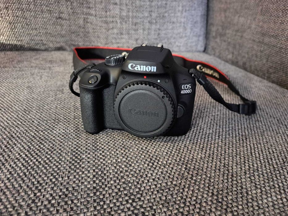 Canon EOS 4000D + Lente EFS 18-55mm + Mala
