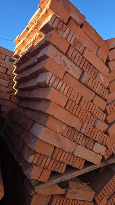 Цегла Рядова М-100 (7.00 грн) та Подвійна 2NF (13.80). З Доставкою!