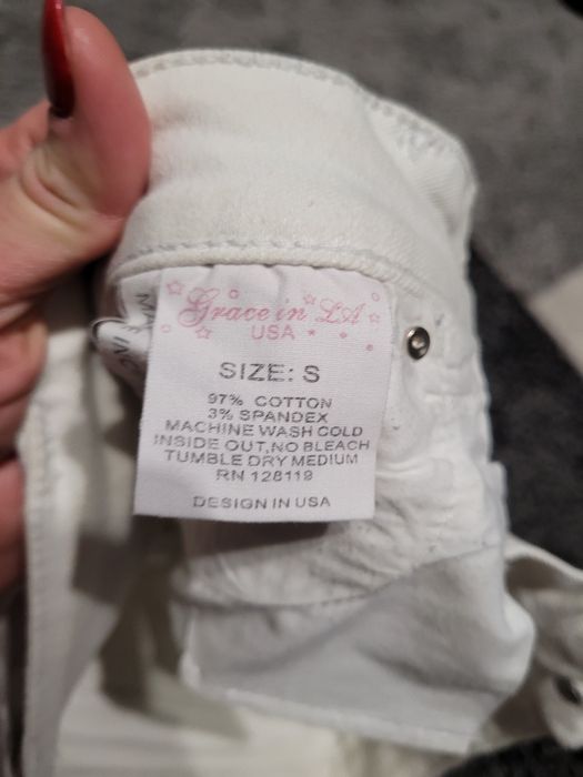 Białe krótkie spodenki, rozm. 36-38
 Szerokość 40 cm, długość 23 cm.