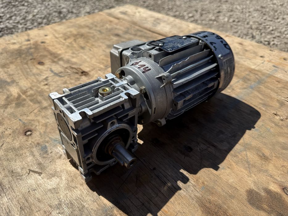 Motoreduktor 0,09 kW 93 obrotów kątowy ślimakowy keb vem sew lenze siemens