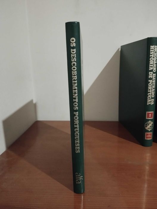 Livro "Os Descobrimentos Portugueses" de Luís de Albuquerque