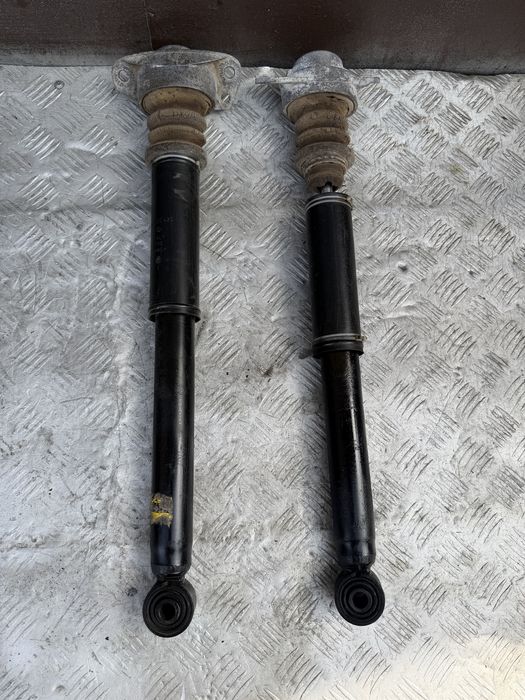 Задние стойки амортизатор Гольф 5 volkswagen golf 2008 год