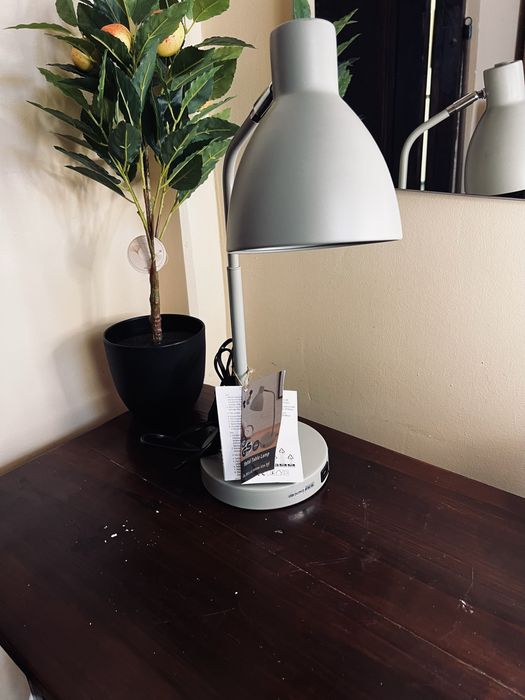 Металева настільна лампа (Metal Table Lamp).Особливість: Вбудований USB-порт для зарядки пристроїв.