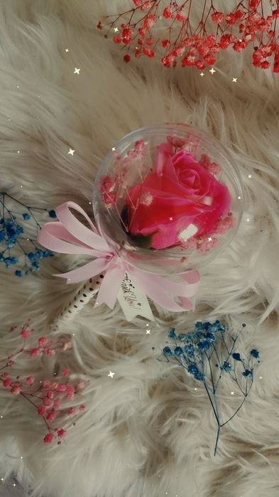 Róża zamknięta w kuli akrylowej