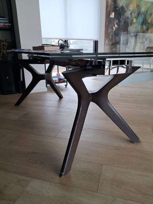 Mesa de jantar com pes de madeira