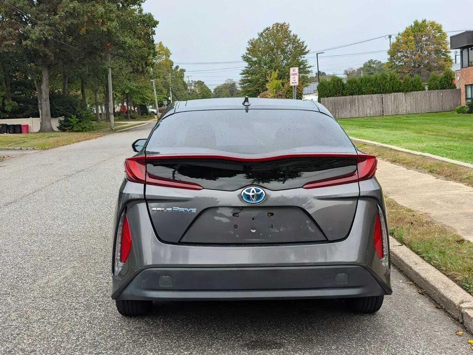 Toyota Prius Prime Plus      2017
