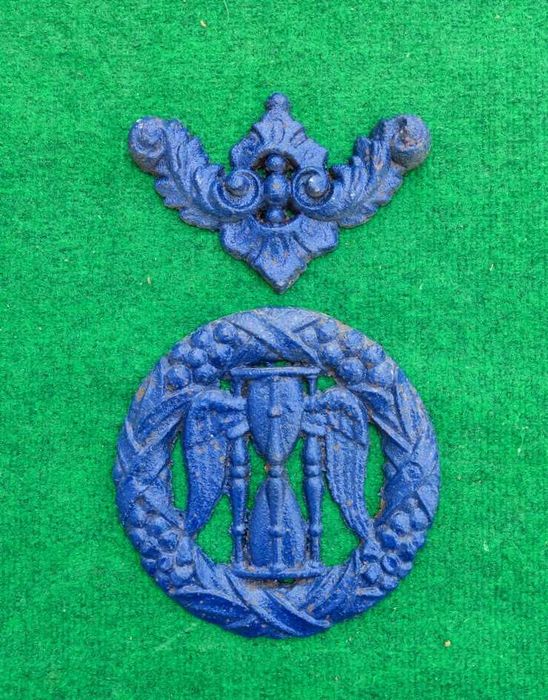 Par de peças em ferro vazado ou fundido pintados em azul