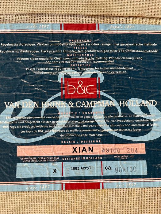 Tapetes de quarto em bom estado de marca famosa