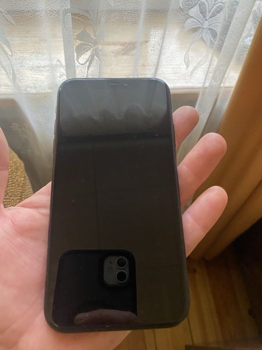 Продам iPhone XR 64GB Black (тріснута заднє скло)