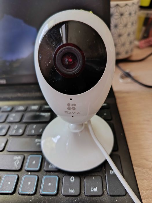 Продам две Smart Home видеокамеры для внутреннего наблюдения EZVIZ CS-c2c