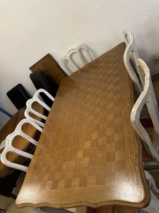 Piękny stół i sześć krzeseł w stylu ludwikowskim