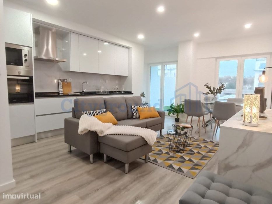 Apartamento T3 com varanda em remodelação total - Benfica