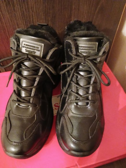 Продам ботинки зимние