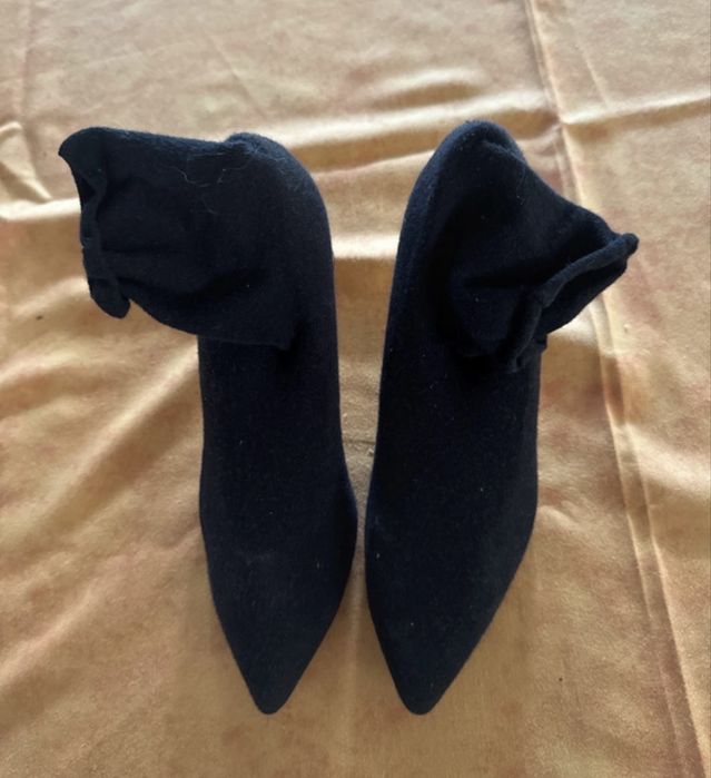 botins pretos da Zara têm um estilo meia com uma biqueira afunilada e um material elástico