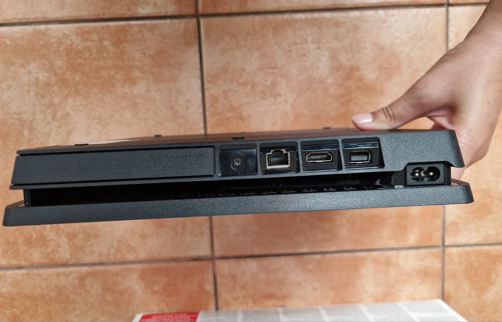 Playstation 4 slim 500GB com caixa