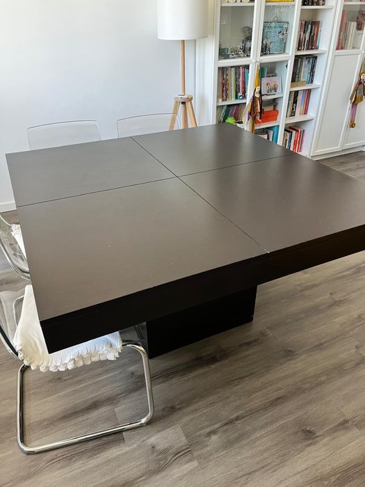 Mesa de madeira quadrada