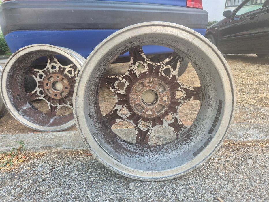 Jantes 15.originais da honda com alguns riscos como mostra. Nas fotos.