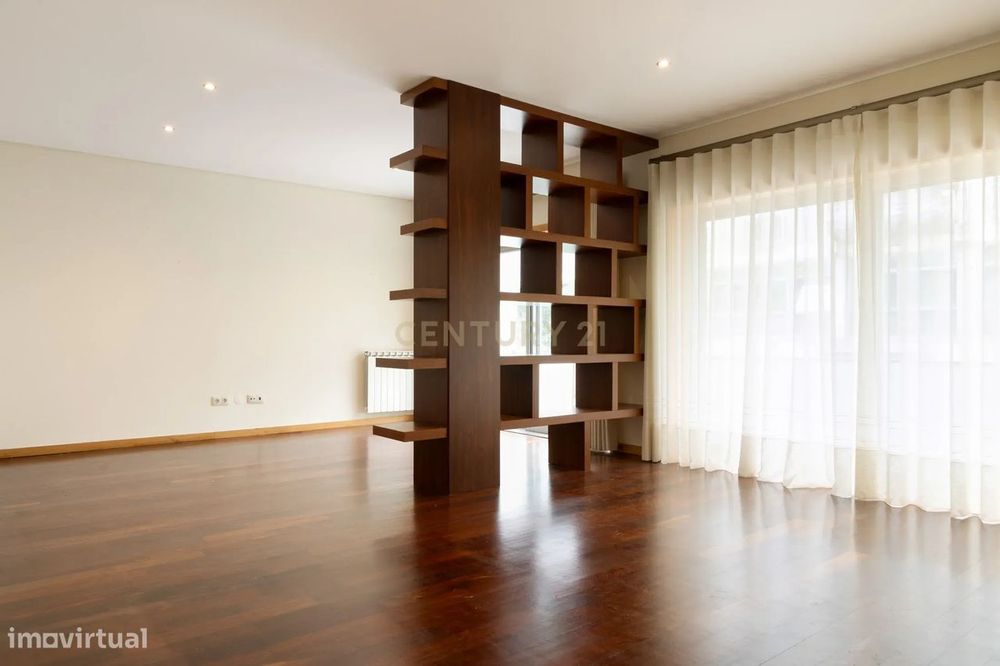 Apartamento T3 com varanda e estacionamento - Rua Duque de Terceira